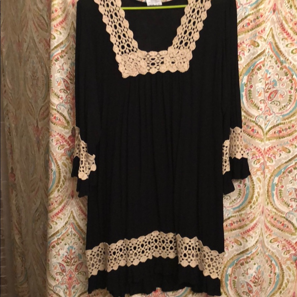 Black and cream long sleeved dress